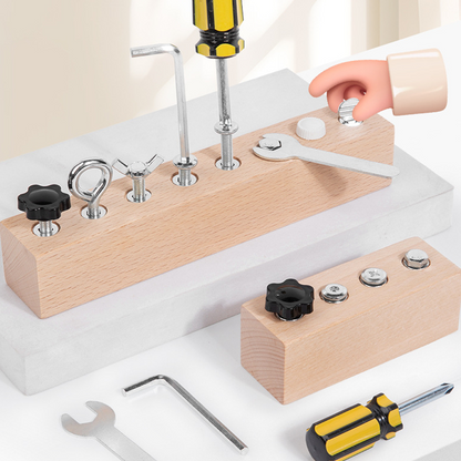 Tablero de tornillos Montessori de madera con destornillado